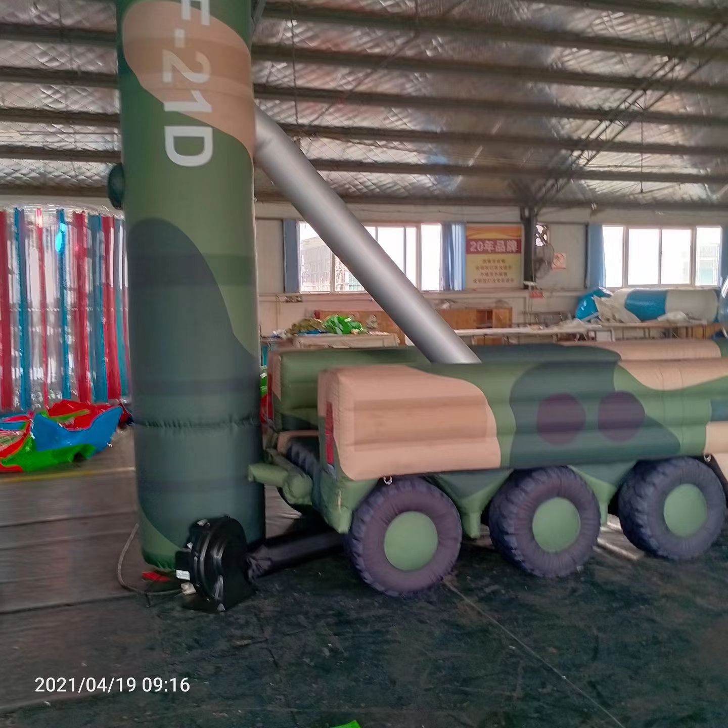 开原军事演习中的充气目标车辆：模拟发射车雷达车坦克飞机